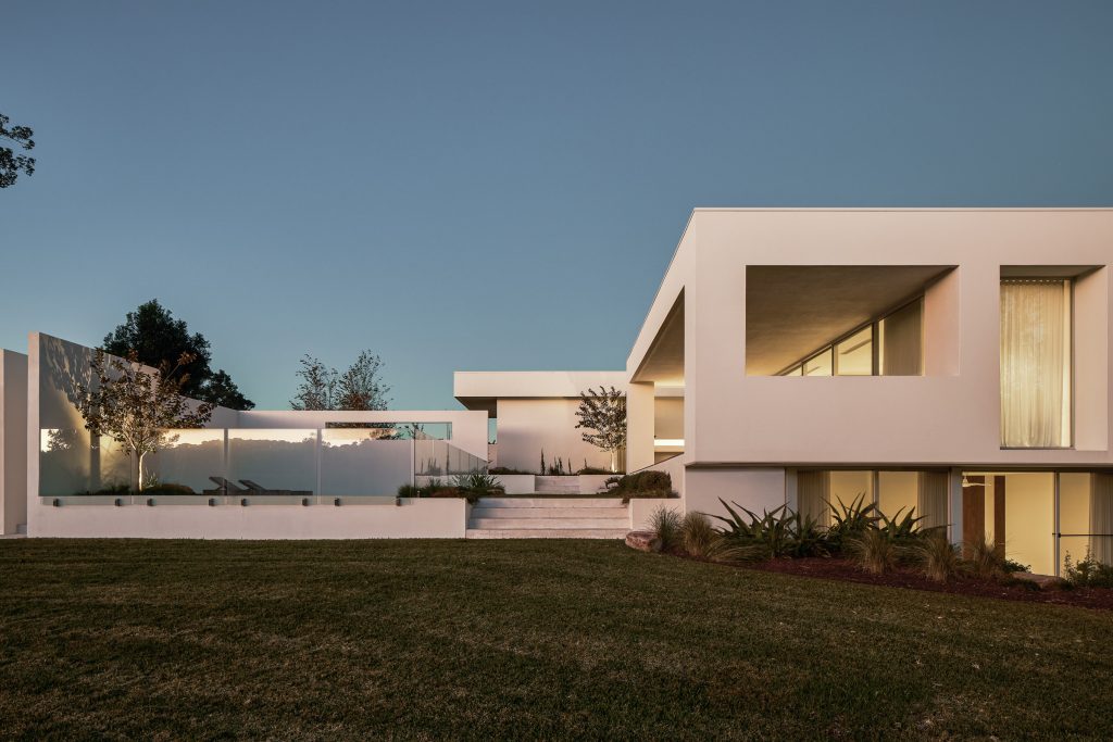 Currawong House side view of house and pool