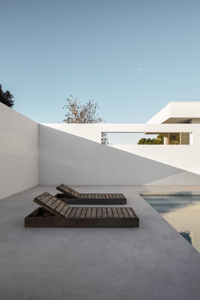 Currawong House pool with daybeds